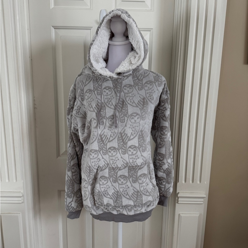 Vera Bradley pullover hoodie. Light and dark gray prints with owls.
